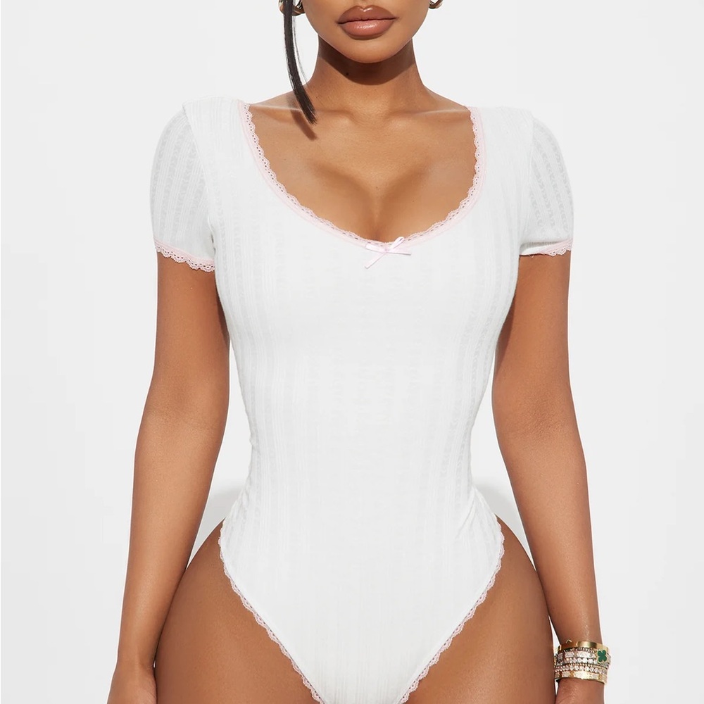 Fashion Nova 💗 Heart Eyes For You Bodysuit - White/Pink 🤍 size Medium